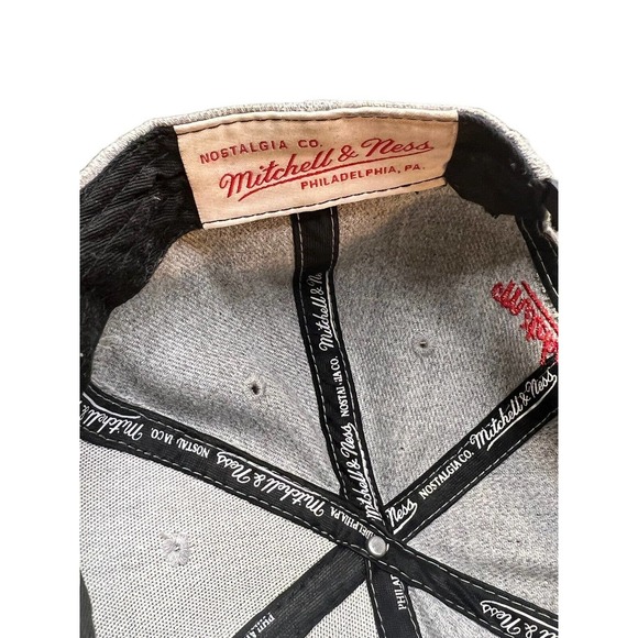 Mitchell & Ness Grey Chicago Bulls Snapback Hat Hardwood Classics Leather Bill - Picture 7 of 8